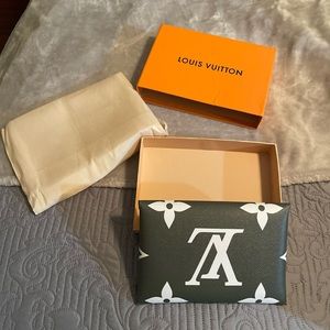 *NOT REAL* dupe LV clutch.